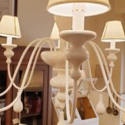 Lampadario a otto luci in legno tornito e ferro laccato bianco. Il cappello. Arredamento classico contemporaneo Siena e Firenze