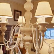 Lampadario a otto luci in legno tornito e ferro laccato bianco. Particolare centrale. Arredamento classico contemporaneo Siena e Firenze