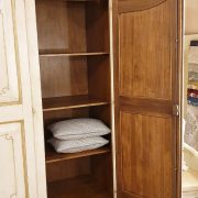 Armadio sagomato in legno di tiglio a tre ante laccato e decorato a mano con cappello mosso. Interno. Arredamento classico contemporaneo Siena e Firenze.