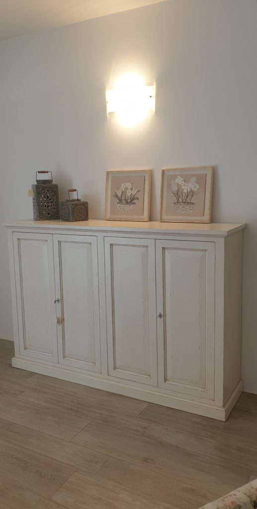 Credenza in legno di tiglio laccata a mano in bianco toscano a quattro ante. Arredamento classico contemporaneo Siena e Firenze.