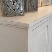 Credenza in legno di tiglio laccata a mano in bianco toscano a quattro ante. Il piano. Arredamento classico contemporaneo Siena e Firenze.