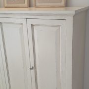 Credenza in legno di tiglio laccata a mano in bianco toscano a quattro ante. Particolare ante chiuse.Arredamento classico contemporaneo Siena e Firenze.