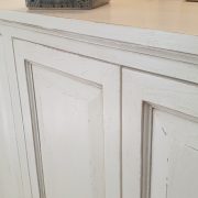 Credenza in legno di tiglio laccata a mano in bianco toscano a quattro ante. Particolare. Arredamento classico contemporaneo Siena e Firenze.