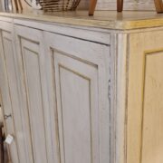 Credenza Stipo Armadio in legno di ciliegio a quattro ante laccata a mano. Di lato. Arredamento classico contemporaneo Siena e Firenze