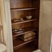 Credenza Stipo Armadio in legno di ciliegio a quattro ante laccata a mano. Interno. Arredamento classico contemporaneo Siena e Firenze