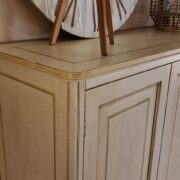 Credenza Stipo Armadio in legno di ciliegio a quattro ante laccata a mano. Particolare laterale. Arredamento classico contemporaneo Siena e Firenze