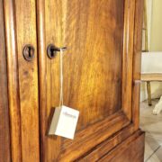 Credenza in legno di noce massello antica Luigi Filippo Cappuccina metà '800. Particolare chiavi. Mobili antichi Siena e Firenze.