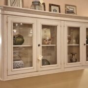 Pensile in legno di tiglio a 4 ante a vetri in laccato bianco toscano anticato a mano. Arredamento classico contemporaneo Siena e Firenze. (2)