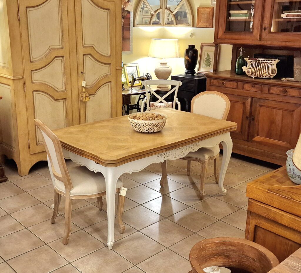 Tavolo provenzale antico in legno rovere con piano parquettato allungabile fine '800 bicolore. Mobili antichi Siena e Firenze