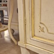 Armadio Stipo in legno di ciliegio laccato anticato e decorato a mano con gigli. Arredamento classico contemporaneo Siena e Firenze (10)