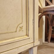 Armadio Stipo in legno di ciliegio laccato anticato e decorato a mano con gigli. Arredamento classico contemporaneo Siena e Firenze (9)