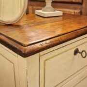 Coppia di comodini a due cassetti in legno di tiglio massello bicolore piano piallato mielato. Arredamento classico contemporaneo Siena e Firenze (9)