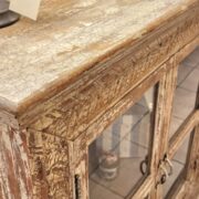 Vetrina antica in legno di olmo primi '900 con cornice frontale intagliata a mano. Mobili antichi Siena e Firenze (2)