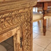 Vetrina antica in legno di olmo primi '900 con cornice frontale intagliata a mano. Mobili antichi Siena e Firenze (4)