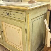 Credenza in legno di tiglio a due ante e due cassetti laccata a mano. Arredamento classico contemporaneo Siena e Firenze (1)