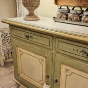 Credenza in legno di tiglio a due ante e due cassetti laccata a mano. Arredamento classico contemporaneo Siena e Firenze (10)