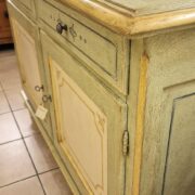 Credenza in legno di tiglio a due ante e due cassetti laccata a mano. Arredamento classico contemporaneo Siena e Firenze (4)