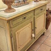 Credenza in legno di tiglio a due ante e due cassetti laccata a mano. Arredamento classico contemporaneo Siena e Firenze (8)