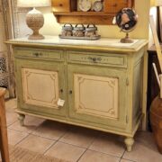 Credenza in legno di tiglio a due ante e due cassetti laccata a mano. Arredamento classico contemporaneo Siena e Firenze (9)