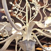 Lampadario in ferro laccato in bianco Toscano e Swarovsky. Arredamento classico contemporaneo Siena e Firenze (2)