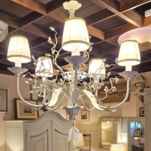 Lampadario in ferro laccato in bianco Toscano e Swarovsky. Arredamento classico contemporaneo Siena e Firenze.