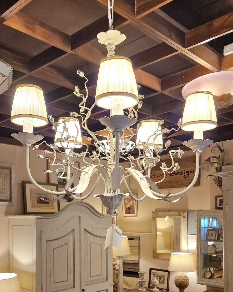 Lampadario in ferro laccato in bianco Toscano e Swarovsky. Arredamento classico contemporaneo Siena e Firenze.