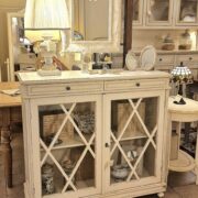 Vetrina credenza all'inglese due cassetti e due ante a vetro. Arredamento classico contemporaneo Siena e Firenze (2)